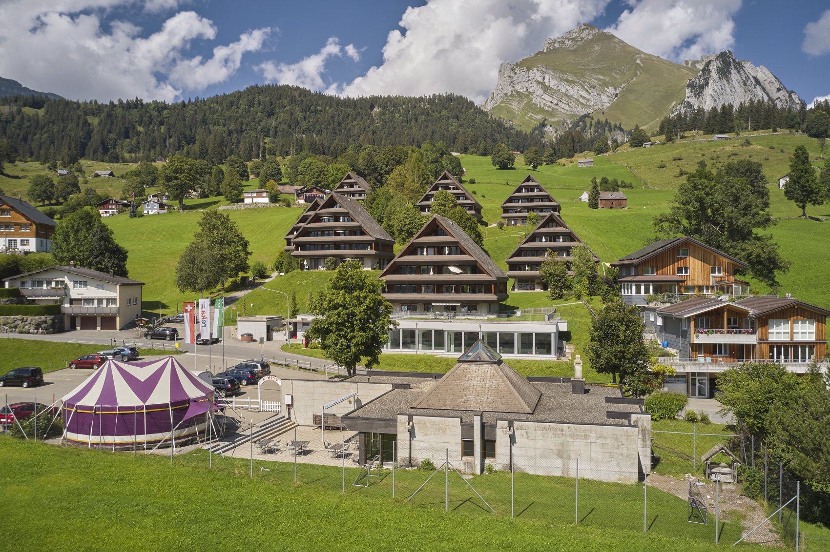 Aussenansicht im Sommer - Reka-Feriendorf Wildhaus reka-feriendorf, wildhaus, ostschweiz Aussenansicht im Sommer - Reka-Feriendorf Wildhaus reka-feriendorf, wildhaus, ostschweiz