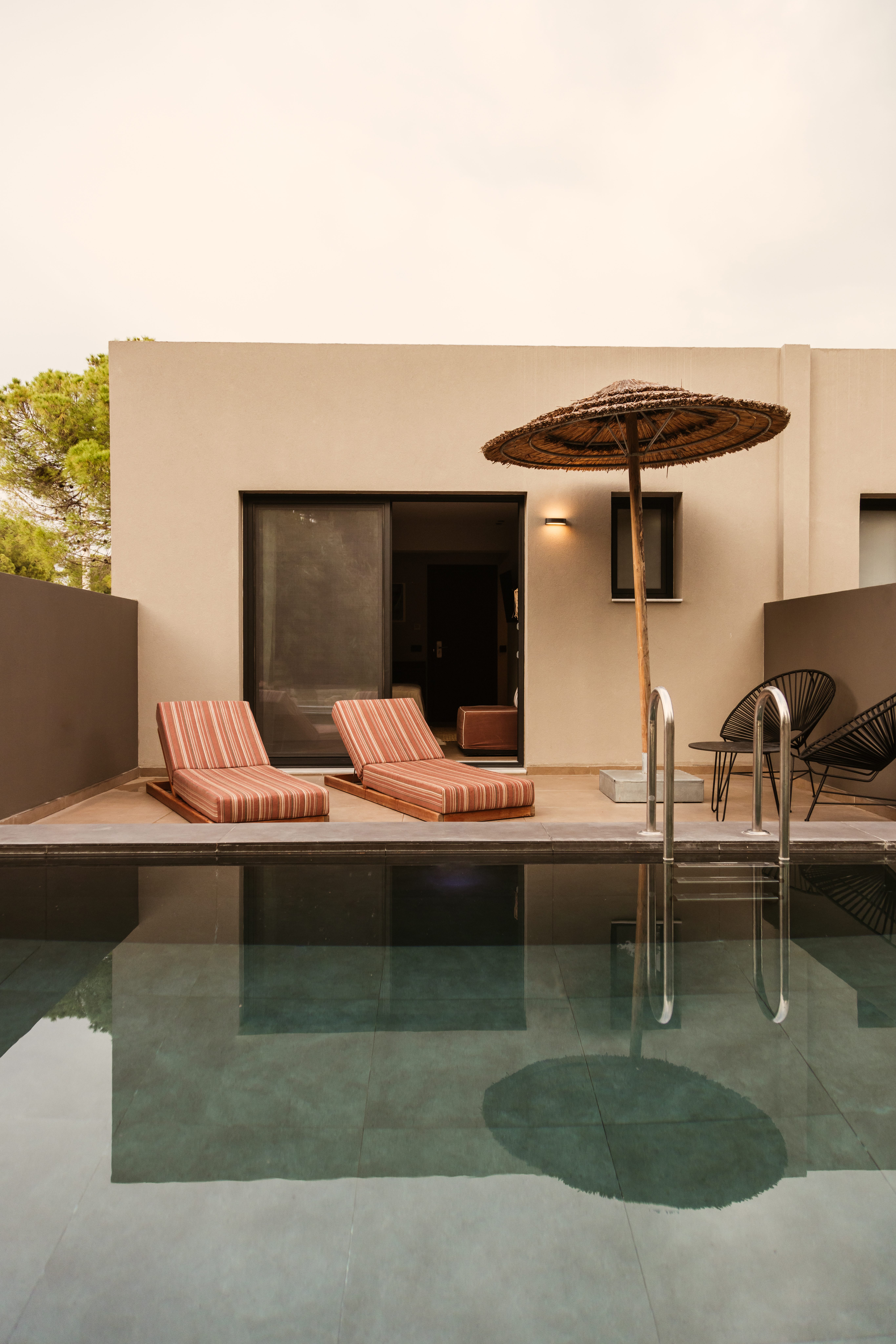 Suite with Sharing Pool